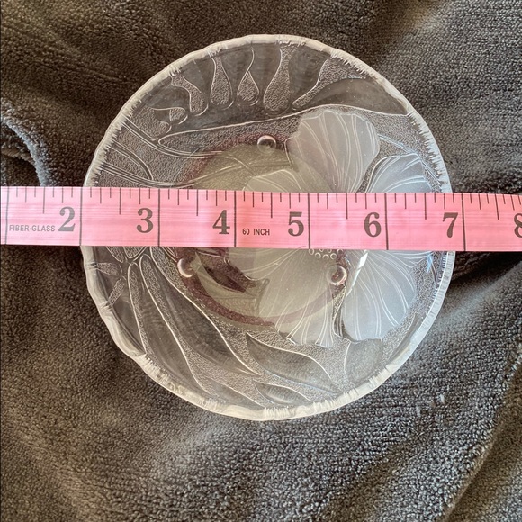 Clear glass with frosted flower on outside of bowl - Picture 3 of 4